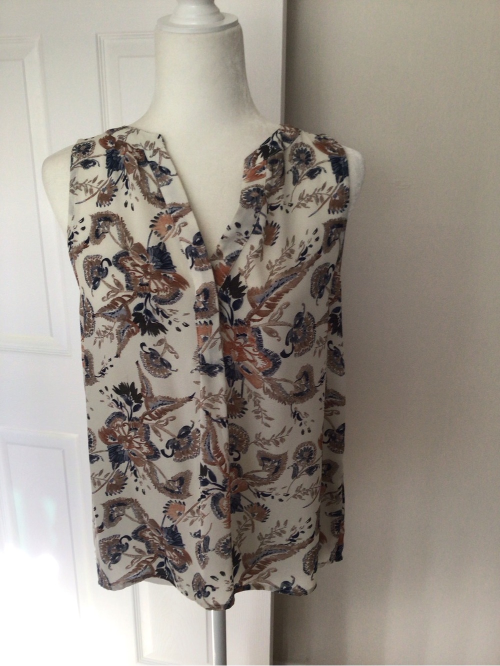 BUNDLE OF “6” TOPS- FLORALS,PAISLEY, CHECKED— SIZE XSM - Picture 7 of 14